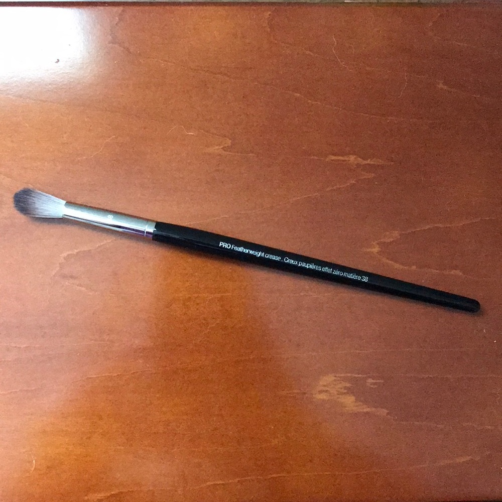 PRO Featherweight Crease Brush 38